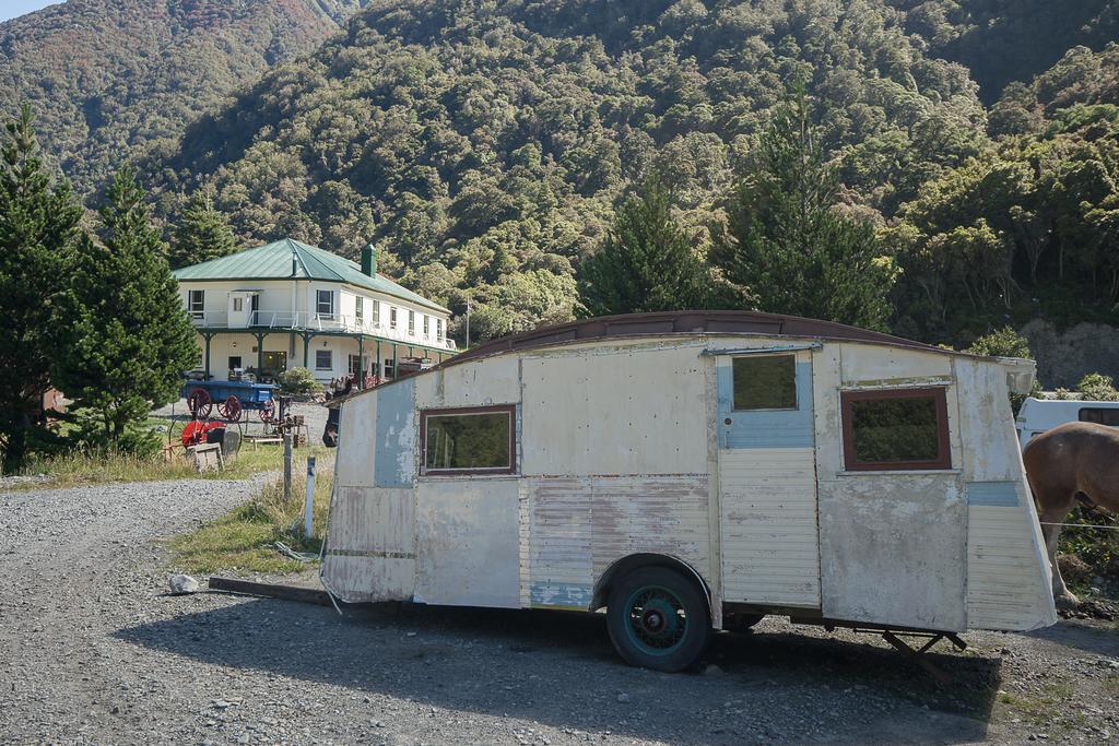 Otira Stagecoach Hotel מראה חיצוני תמונה